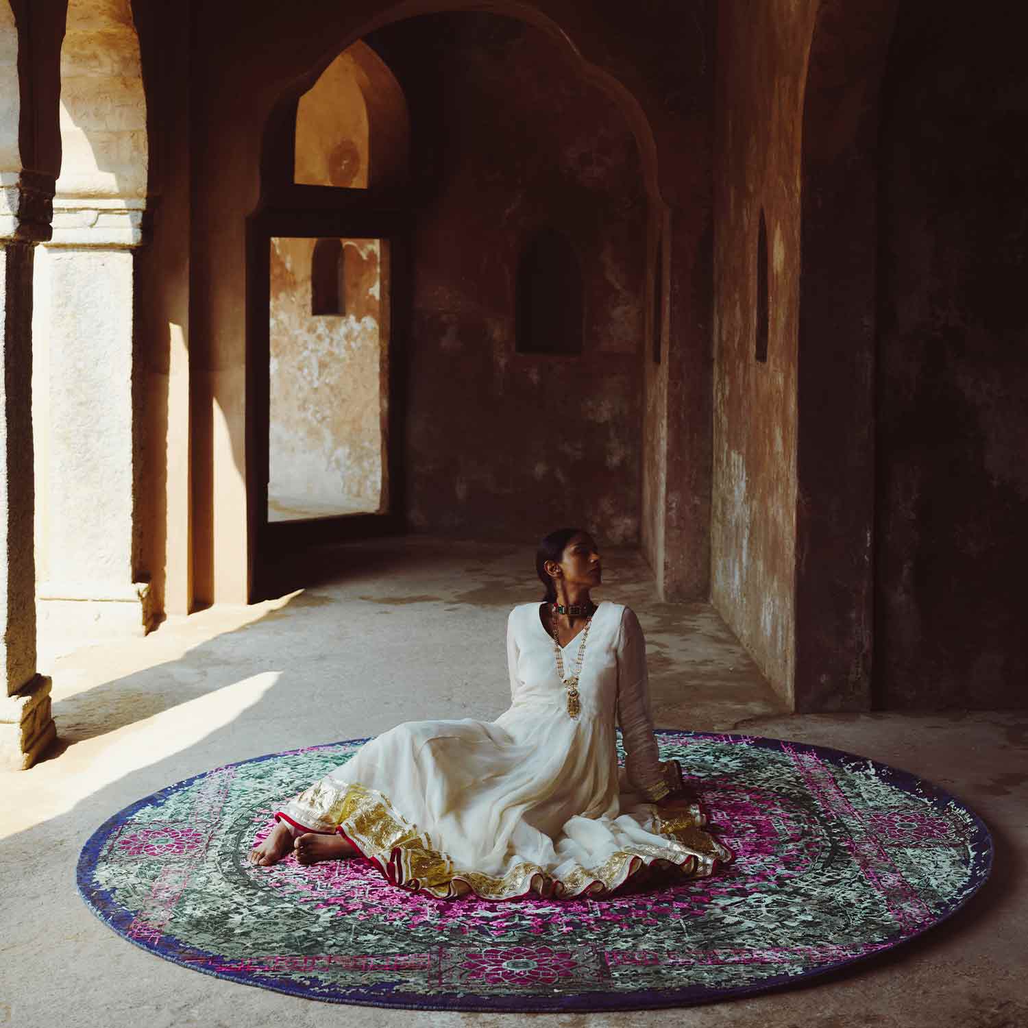 Emerald Necklace Hand Knotted Woollen And Viscose Round Rug By Smitha Zachariah – Wool & Viscose Blend Hand Knotted handmade carpet by Ajaypee Carpets